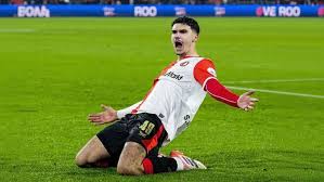 Filho de Van Persie faz golaço de bicicleta na Holanda