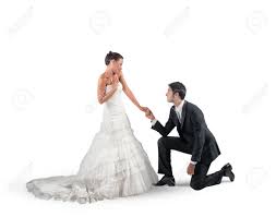 ロマンチックなプロポーズのため夫に跪きの写真素材・画像素材 Image 35168743