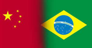 Todas as estrelas são de cinco pontas, sendo que a estrela maior simboliza o pcc (partido comunista da china), e as quatro menores estrelas simbolizam a união do povo chinês: A China Comunista E Inimiga Do Mundo Livre E Do Brasil Resistencia