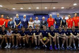 El técnico de la selección chilena, el uruguayo martín lasarte, citó este miércoles a 26 futbolistas, todos ellos del. Seleccion Chilena De Voleibol Alista Su Debut En El Arena Monticello