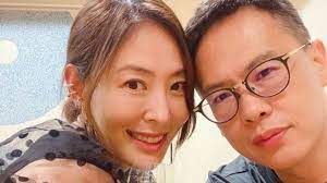 賈永婕（1974年7月21日－），臺灣女藝人、模特兒、節目主持人。 2002年，與交往三個月的高中學長在美國拉斯維加斯結婚，其丈夫為德杰集團董事長王明德之子王兆杰，育有二女一子。 2004年，ch wedding 經典婚紗。 é«˜eq çŽ‹å…†æ°å´©æ½°æ­è³ˆæ°¸å©•çœŸé¢ç›®