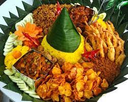 Tumpeng Nasi Kuning With Various Side Dishes Foto Makanan Ide Makanan Makanan