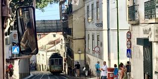 Exact time now, time zone, time difference, sunrise/sunset time and key facts for lisabona, portugalia. Lisabona Èi Cartierul Alfama VisÄtor Prin Lume