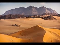 Die stadt liegt im osten des landes in einer hügeligen landschaft in mehr als 600 m höhe über dem meeresspiegel, etwa 60 km südlich des mittelmeers. Trekking In Algerien Magie Der Wuste Youtube