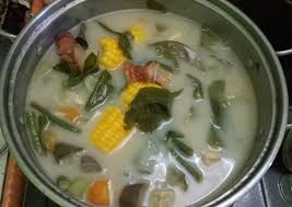Like its cousin, sayur asem, sayur lodeh has no fixed rules on which vegetables to use. Sayur Lodeh