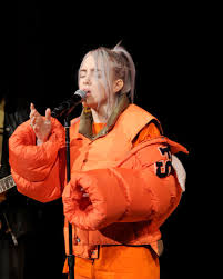 After years of wearing baggy clothes to protect herself, billie takes full control. Darum Tragt Die Schlanke Billie Eilish Immer Baggy Kleidung Promiflash De
