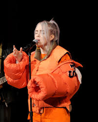 Billie eilish has been accused of using racial slurs and mocking the accents of asian people. Darum Tragt Die Schlanke Billie Eilish Immer Baggy Kleidung Promiflash De
