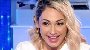 E anna tatangelo, per motivi di copione e non, continua a perseguirla. Domenica In Anna Tatangelo Cambia Look La Svolta Della Cantante