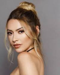 Nehir Adli Kullanicinin Hadise Panosundaki Pin 2020 Sarkicilar Instagram Unluler