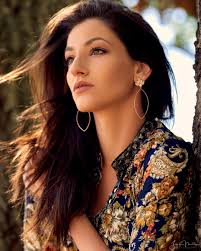 Jenny Bee in the park [Nikon D810, Sigma 85mm 1.4 Art, Available ambient  Light] : r/portraits