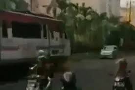 04:13 honda recall 53k kereta untuk ganti pam bahanapi 06:19 kia acah kita dengan lukisan grand carnival 2020 08:11 mercedes amg e63 sedan dan wagon dikemaskini 11:43 kuda liar ford mustang mach 1. Apa Jadinya Kereta Api Ditantang Toyota Avanza Masinis Sampai Turun Gridoto Com