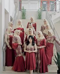 Nikmati juga pengalaman menyenangkan & lebih hemat untuk berbelanja gamis brokat kombinasi dengan bebas ongkir hingga fitur cicilan 0. 9 Ide Desain Kebaya Merah Buat Kondangan Nggak Mencolok Asal Tahu Triknya