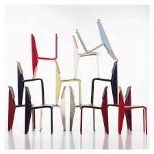 Il n'y a rien aujourd'hui qui ne puisse être trouvé dans le plastique. Chaise Standard Sp Assise Et Dossier En Plastique Marron Pietement Noir Vitra The Conran Shop