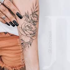 L Immagine Puo Contenere 1 Persona Primo Piano Tatuaggio Peonie Idee Per Tatuaggi Tatuaggi Dell Avambraccio