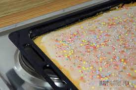 Dadurch wird der spiegeleikuchen schön saftig. Brave Little Fox Mein Alltag Mit Autismus Rezept Fluffiger Selterskuchen Vom Blech Von Sanella