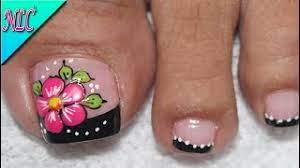 Deja que tus uñas se vistan de mucho color,en bellezaypeinados te traemos uno de los diseños mas chic para está temporada,las uñas con diseños de flores en varios colores,transmiten alegría y vitalidad.esmaltaremos nuestras uñas en negro un. Decoraciones De Unas Flores Para Pies Unas Decoradas