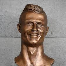 Fans were left bemused after a statue of cristiano ronaldo was unveiled earlier this week, seeming to look worlds apart from the portuguese footballer. Cristiano Ronaldo Statue In Madeira Der Kunstler Hat Eine Neue Buste Geschaffen Und Sie Sieht Grossartig Aus Der Spiegel