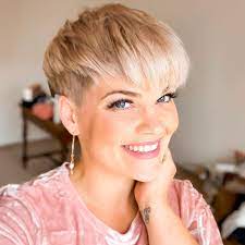 Ich Bin So Glucklich Mit Der Neuen Frisur Sobald Ich Zeit Habe Mach Ich Euch Ein Paar Video Tuto Kurze Pixie Haarschnitte Styling Kurzes Haar Kurze Haarfarbe