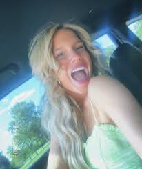 peytonbrinsonn will be serving up all the drinkkksss until 4pm! Come see  her one last time!! 🤠🪩🩷