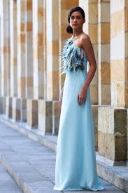 Vestidos para ocasiões especiais, vestidos com folhos, estampados, de malha, caicai e macacões. Vestido Largo De Fiesta Con Plumas Para Invitada Boda