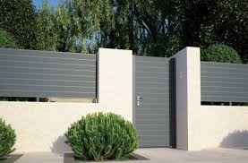 Sichtschutzzaun Schutz Und Stil Umgeben Das Haus Zaun Garten Moderne Auffahrt Gartenmauern
