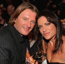 Wenn ich noch länger gewartet hätte, wäre meine wirbelsäule so verknöchert gewesen, dass ich mit großen einschränkungen hätte leben müssen, sagte neubauer über die krankheit, die sie nur durch zufall. Christine Neubauer Leidet An Wirbelsaulenerkrankung Morbus Bechterew Welt