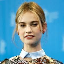 Lily james was born lily chloe ninette thomson in esher, surrey, to ninette (mantle), an actress, and jamie thomson, an actor and musician. Aktrisa Lili Dzhejms Sekret Krasoty Rost Ves Foto Lili Dzhejms Zhurnal Cosmopolitan
