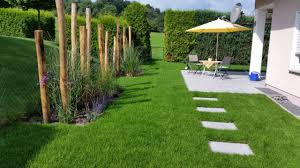 Neugestaltung Garten Mit Rasentrittplatten Terrasse Rollrasenverlegung Und Pflanzbereichen Garten Garten Ideen Pflanzen