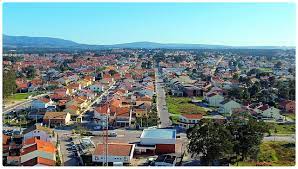 Haznos el mejor trato excelente terreno para la construcción de edificios con una superficie bruta de construcción de 621m², ideal para invertir en construcción y arrendamiento. Quinta Do Conde