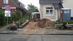 Dann etwa, wenn du diese als kante bei der auffahrt einsetzen möchtest. Granitsteine Verlegen Rasenkante Ohne Beton Trittplatten Im Rasen Verlegen