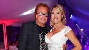 Carmen (55) und robert geiss (56) sind seit 26 jahren verheiratet. Carmen Geiss Nach Roberts Unfall Panisch Zu Ihren Tochtern Papa Kann Sterben Davon