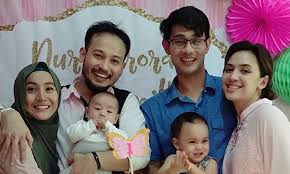 Selepas dakwaan pengarah, shuhaimi lua mengatakan datuk farid kamil membawa sepucuk pistol ke lokasi penggambaran, adiknya fadzil zahari tampil mengesahkan pistol yang 'dibawa' abangnya itu sebenarnya merupakan ' props ' penggambaran. Farid Kamil Dilapor Hilang Sebelum Insiden Tampar