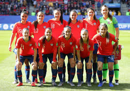 La selección femenina de fútbol de chile, también conocida como la roja femenina, es el equipo representativo de dicho país en las competiciones oficiales de fútbol femenino. La Roja Femenina Arribo Al Pais Tras Su Participacion En El Mundial