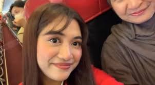 Ibu 'lawat' anak bekerja, rakam penuh bangga... awalnya tak setuju jadi  pramugari