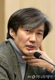 '죽창가' 올린 조국, 간담회서 일본펜 사용 논란. ì¡°êµ­ ë¯¼ì •ìˆ˜ì„ Snsì— ì£½ì°½ê°€ ì˜¬ë¦° ì´ìœ  ë¨¸ë‹ˆíˆ¬ë°ì´