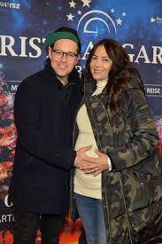 The pretty little liars actress and husband patrick j. Schwangere Promis Diese Stars Werden 2020 Eltern Promis Schwanger Sanger
