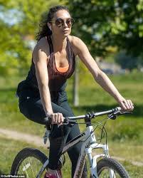 Kaufen sie jetzt ihr wunschrad. Lilly Becker Rutscht Auf Ihr Workout Ausrustung Zu Geniessen Fahrrad Fahren Aktuelle Boulevard Nachrichten Und Fotogalerien Zu Stars Sternchen