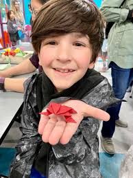 Can someone remove people from the background?