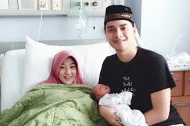 Ia pun menjadi seorang ayah di usianya yang masih sangat muda. 9 Potret Kebahagiaan Alvin Faiz Atas Kelahiran Anak Pertama