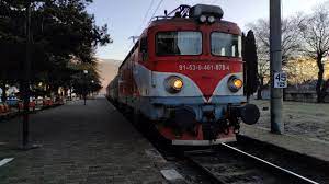 Wifi, priza, aer conditionat, spatiu pentru fumatori si multe altele. Tren R5701 Suceava Ilva Mica Intra In Gara Vatra Dornei Bai Cu 461 078 4 06 01 2021 Youtube