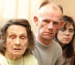 Laughing thieves rob gran of £200