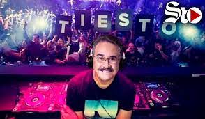Pedro sola al fin hizo su debut como dj el pasado 3 de noviembre en el dance floor el cual es un club nocturno ubicado en la colonia roma, en su presentación se dedicó a programar música con la. Pedrito Sola Debuta Como Dj El Siglo De Torreon