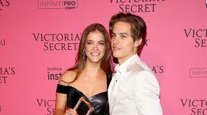 Bilder sagen mehr als tausend worte: Dylan Sprouse Zum Ersten Mal Mit Neuer Freundin Geknipst Promiflash De