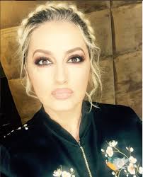 Si hunn hir gesot, si wier al, reagéiert d'Eliza Hoxha: Ass si eng 18 Joer al  Popp ginn?