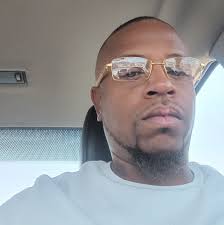 OAK CLIFF DA REALIST FREESTYLE 👀 👂 🤭🤫😤🥶🌊🐍🏚🔥🤞🏽 S/o @thabigtuck &  Da whole south we do dis $hit fa da Bity ......should I drop this❓❓❓❓Freddy  Franklin http://mymixtapez.com/album/195722