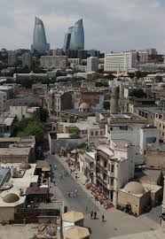 Baku is on the coast of the caspian sea on the southern tip of the absheron peninsula. Baku Aserbaidschans Hauptstadt Kam Dank Ol Und Gas Zu Geld