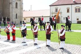 Ceremoniile militare de schimbare a gărzii şi spectacolele de reconstituire istorică ale unor trupe de daci şi romani vor fi reluate, de vineri, în cetatea alba carolina, din alba iulia, evenimentele urmând să fie organizate pe toată perioada sezonului turistic, scrie news.ro. Garda Cetatii Alba Carolina O Incursiune Inapoi In Timp Viziteaza Alba Iulia Garda Carolina Alba
