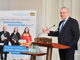 Das bayerische staatsministerium des innern, für sport und integration auf instagram, twitter und facebook. Neue Kampagne Doppelt Engagiert Starkes Zeichen Fur Die Vereinbarkeit Von Beruf Und Ehrenamt Wurzburg Erleben