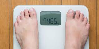 Timbangan badan untuk menghitung berat badan, mempunyai wujud persegi panjang mini. Timbangan Badan Digital Lebih Akurat Mengukur Berat Badan