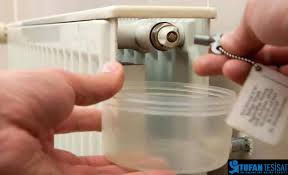 Peteğin bir ucunda cıvatası mevcuttur, tornavidayla cıvatayı açarsanız içinde bulunan hava çıkacaktır ama dikkat edilmesi gereken nokta havasını alayım derken içerisindeki suyu da boşaltmayın. Kalorifer Radyator Havasi Alma Ve Bosaltma